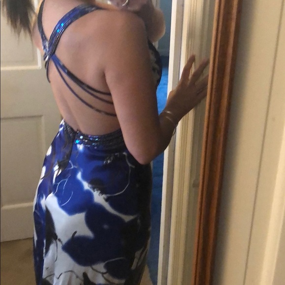 Formal gown - Picture 1 of 8